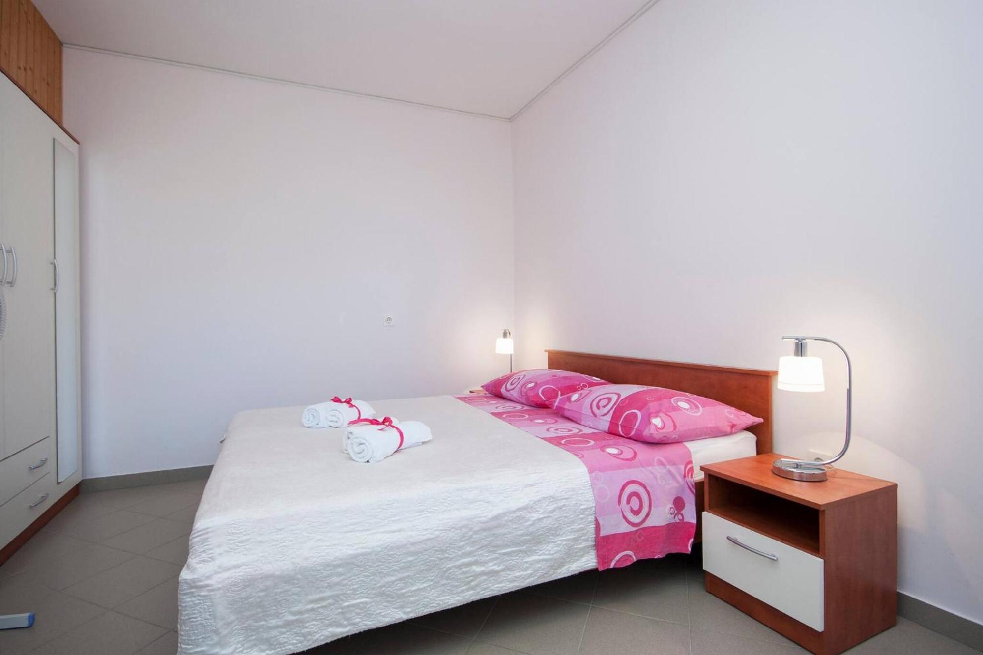 Family Apartments & Rooms Mikelin Primošten Eksteriør billede