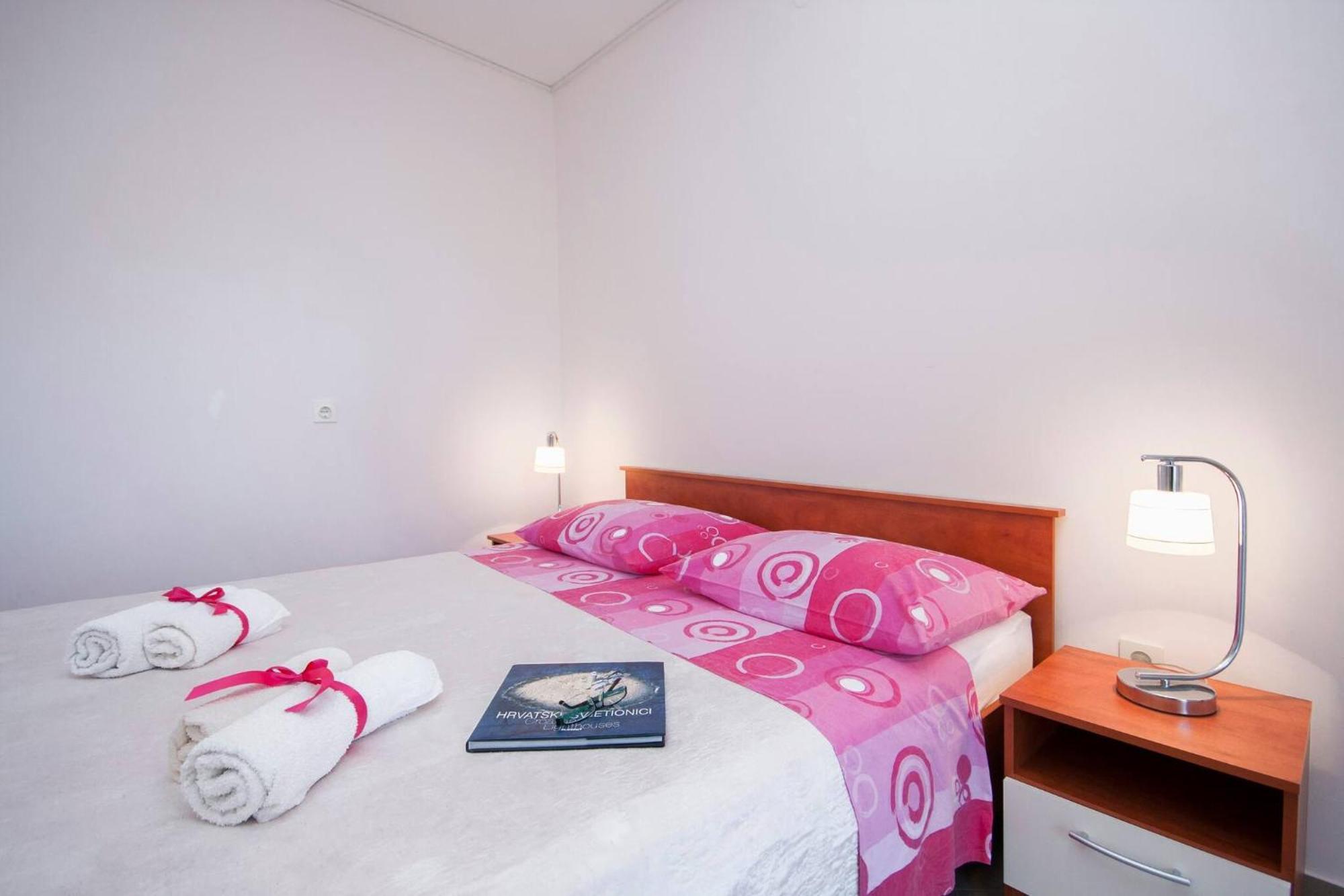 Family Apartments & Rooms Mikelin Primošten Eksteriør billede