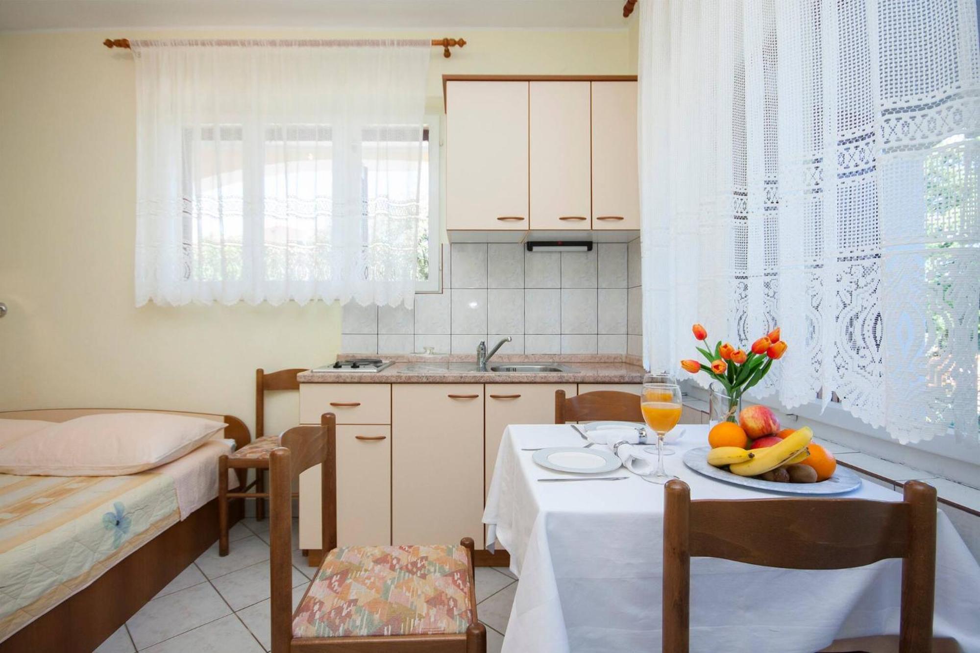 Family Apartments & Rooms Mikelin Primošten Eksteriør billede