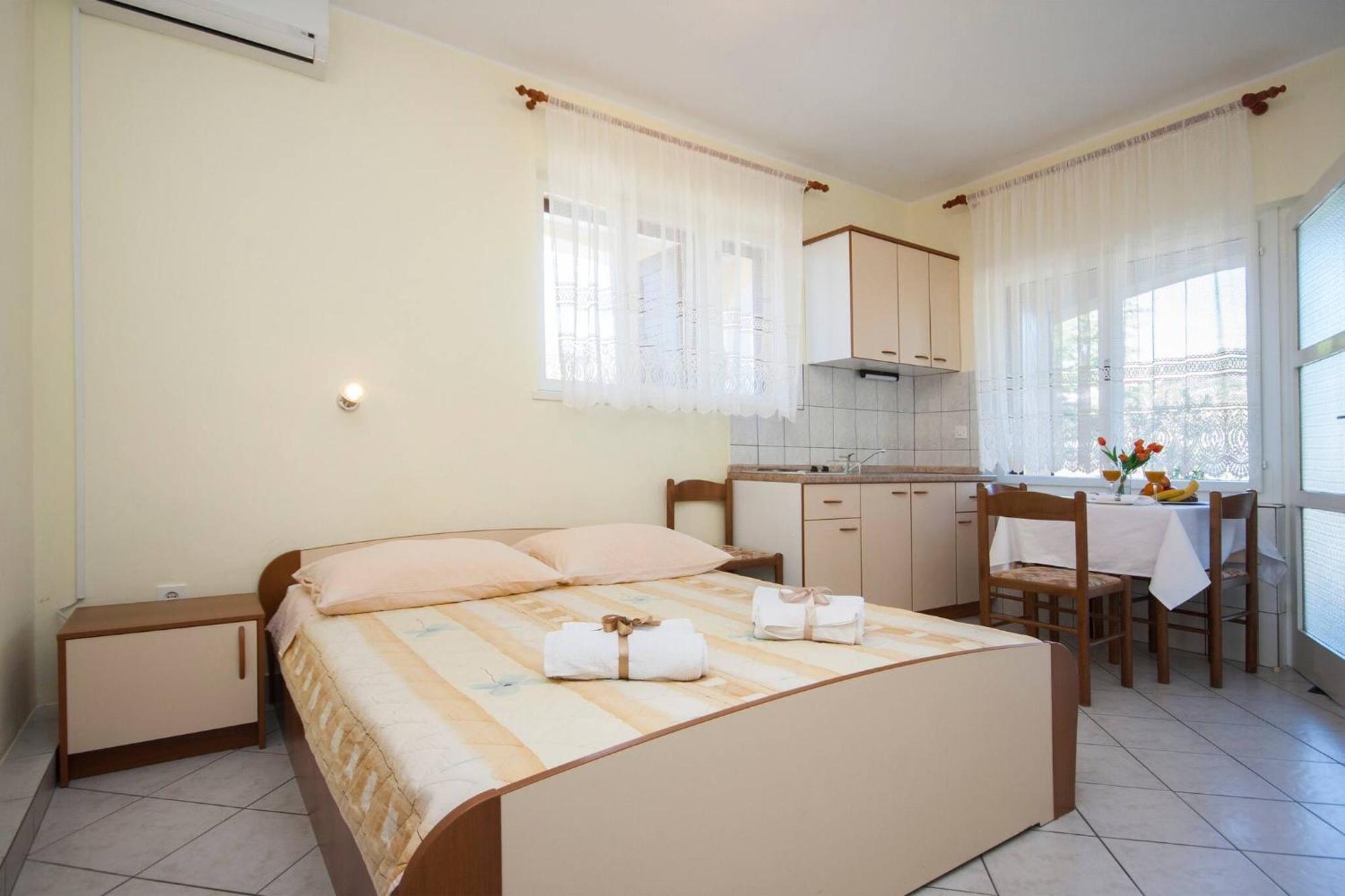 Family Apartments & Rooms Mikelin Primošten Eksteriør billede