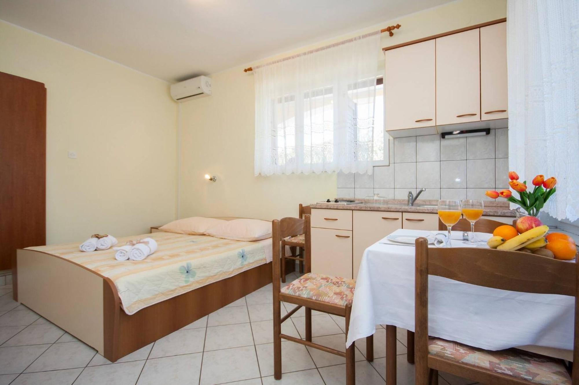 Family Apartments & Rooms Mikelin Primošten Eksteriør billede